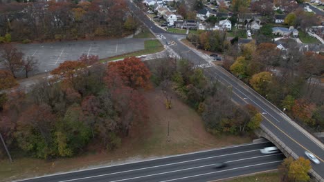 un lapso de tiempo aéreo de una carretera en un día nublado en long island, nueva york