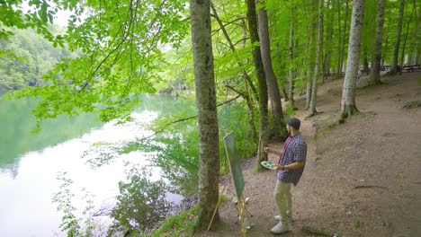 Im-Naturpark-Zeichnet-Der-Maler-Ein-Bild.