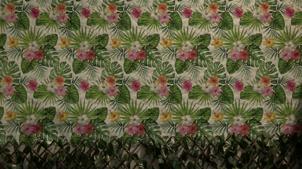 꽃, 분홍색 녹색 및 노란색으로 칠해진 거실 벽