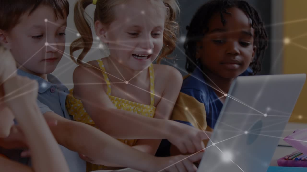 Animação de rede de conexões sobre alunos diversos usando laptop