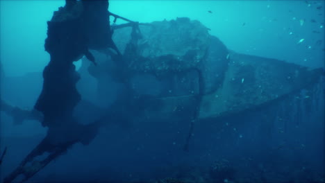 un naufragio hundido en el profundo océano azul