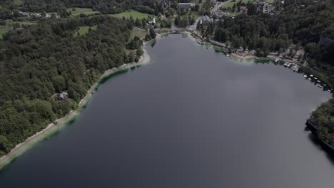 video descriptivo panorámico de drones sobre el lago bohinj con st