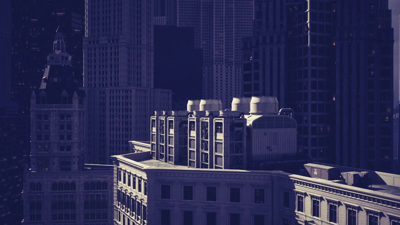Tetto urbano baciato dal sole che mostra strutture intricate al tramonto.