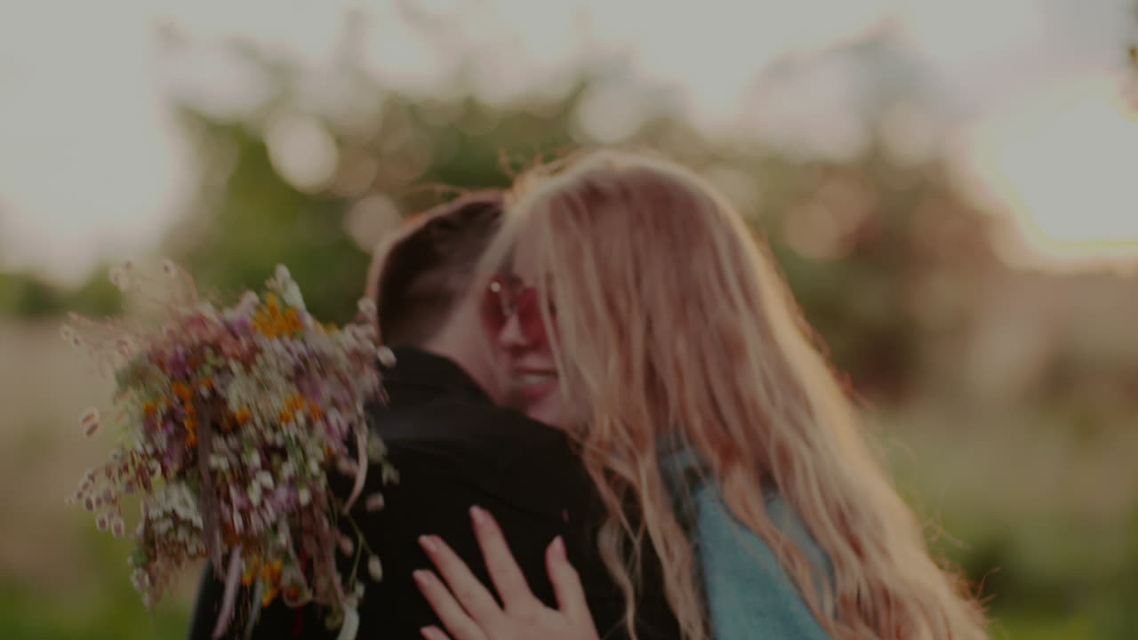 여자 1을 지원하는 긍정적인 젊은 잘생긴 남자