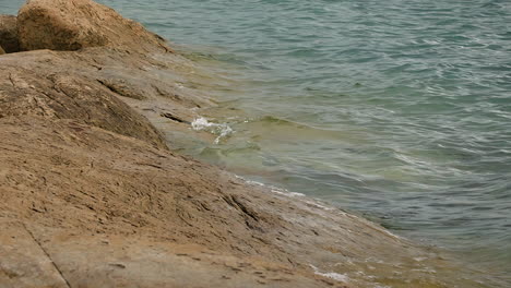 Las-Olas-Del-Océano-Se-Lavan-Suavemente-Contra-La-Costa-Rocosa.