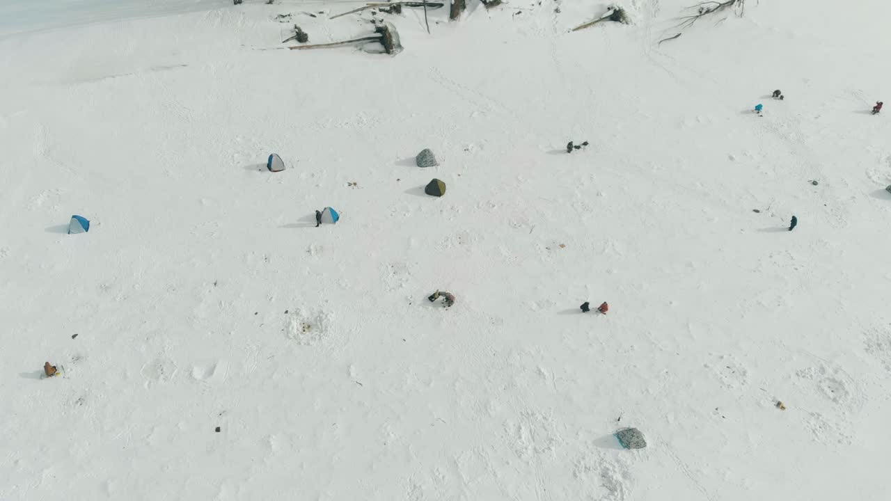 어부를 위한 작은 텐트로 구성된 작은 겨울 캠프