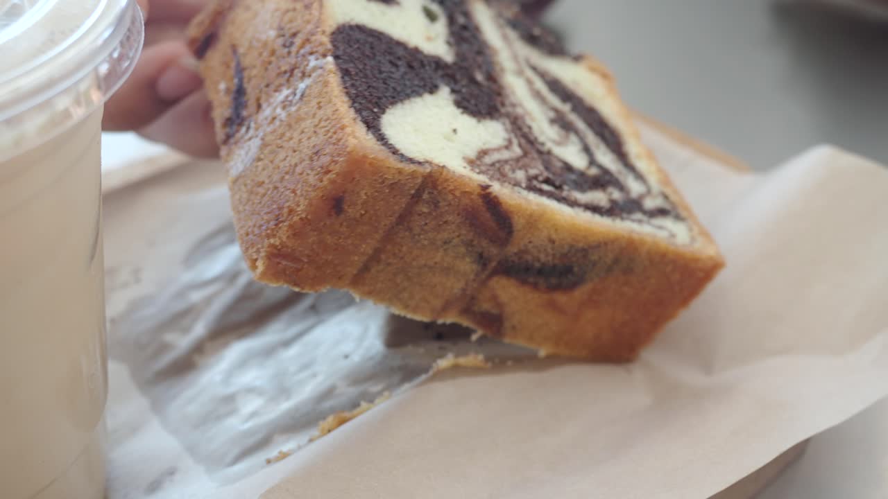 대리석 케이크와 커피