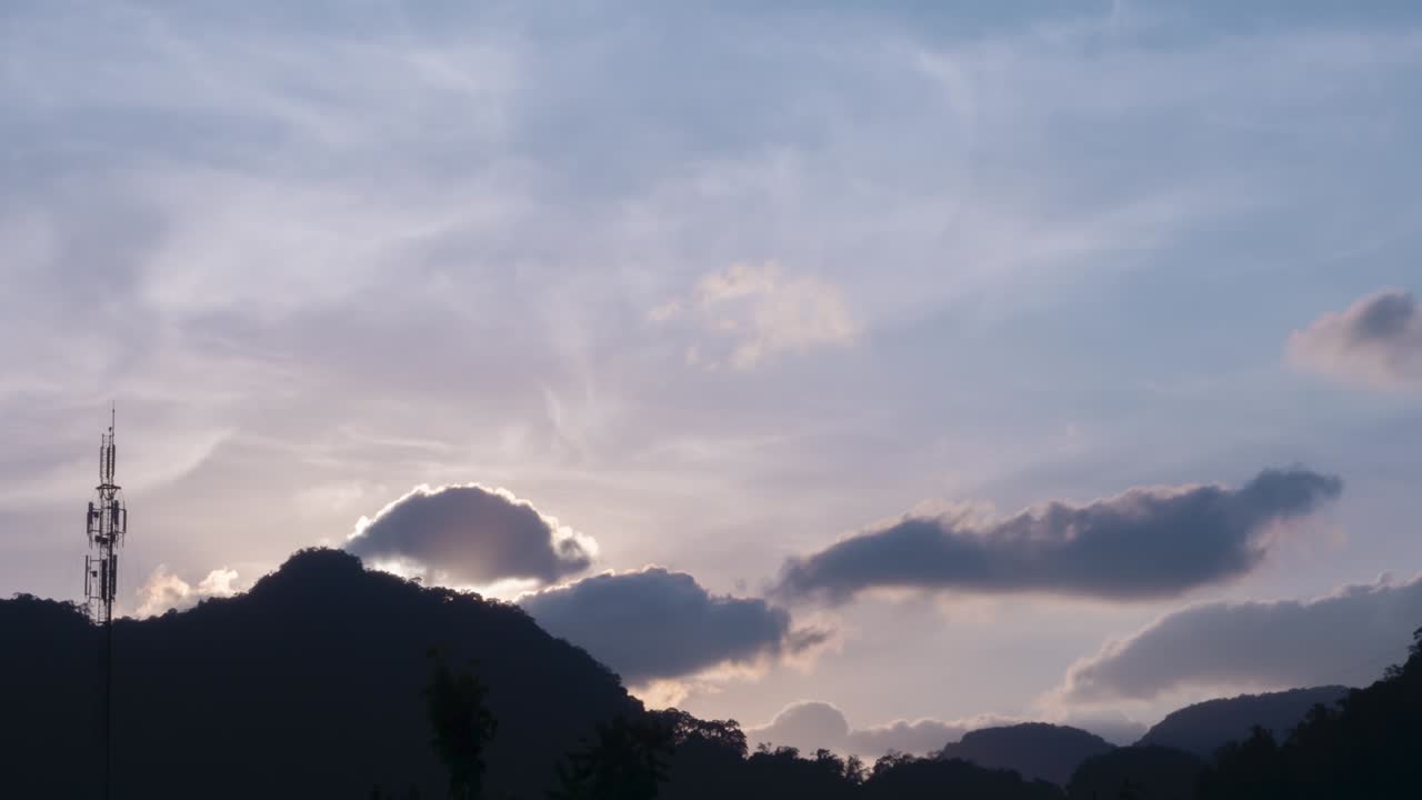 산에서 해가 지는 모습, 구름빛의 자연 풍경, 극적인 어두운 은 구름의 배경, 태양을 향해 매우 빨리 남쪽으로 이동하는 모습, 황혼의 시간에 하늘의 색, 여름의 아름다운 저녁, 타임스