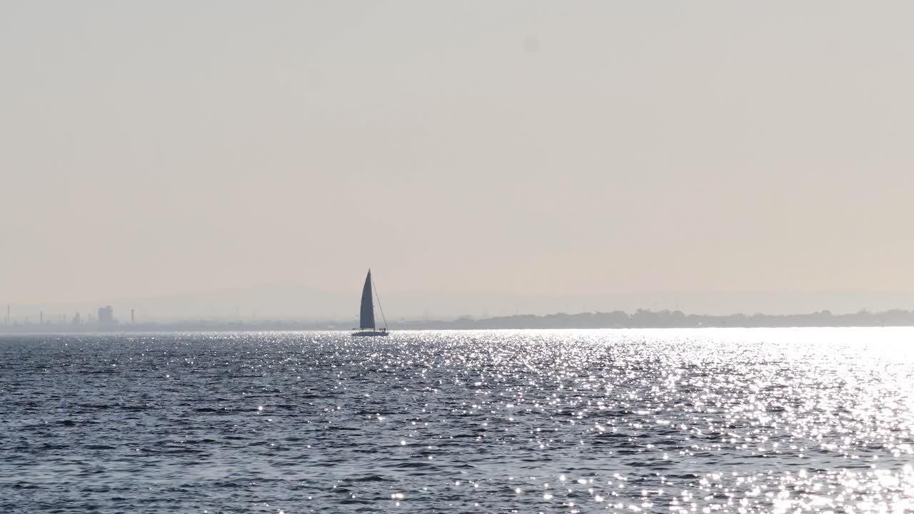 반이는 바다를 가로질러 미끄러지는 선박