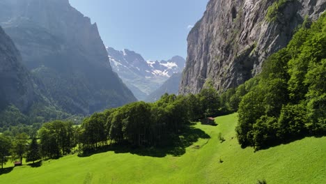 alpes suizos montañas valle pueblo lauterbrunnen acantilados rocosos suiza naturaleza