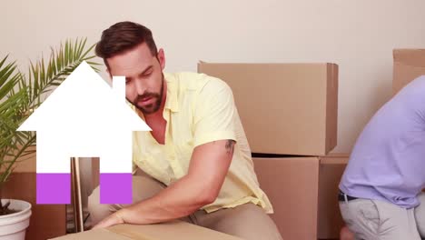 animación del icono de la casa llenando rosa, sobre el hombre feliz empaquetando cajas sonriendo