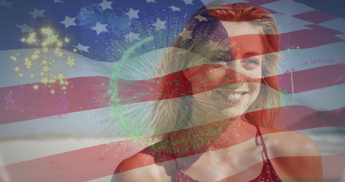 Donna in piedi sulla spiaggia, che mostra una bandiera americana animata e fuochi d'artificio che esplodono, tema marketing