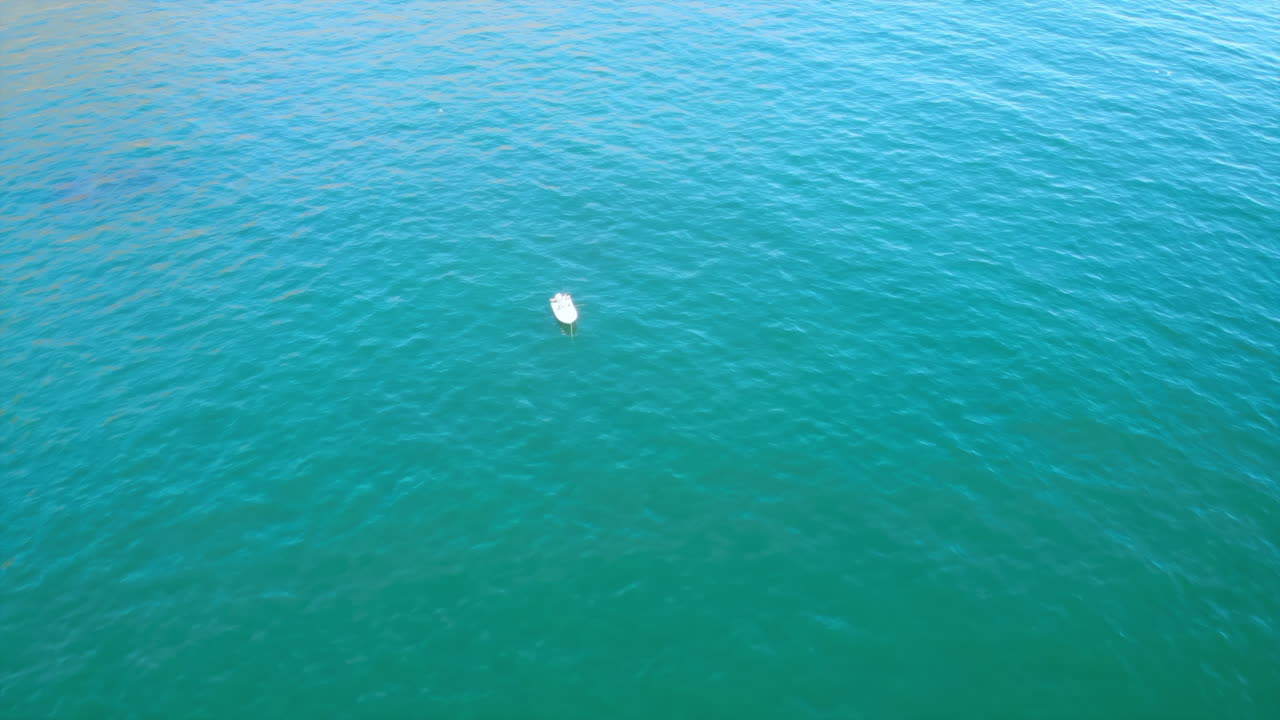 푸른 물 위 에 있는 배 의 공중 사진