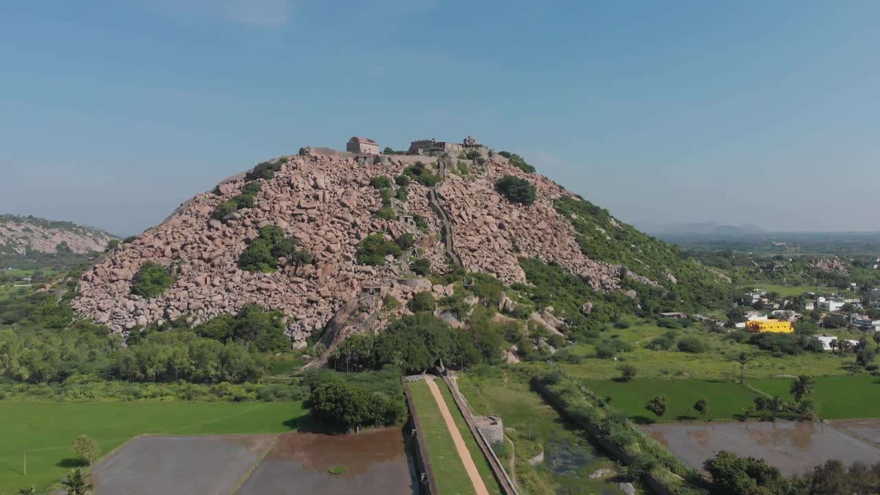 인도의 크리슈나기리 요새가 있는 바위 산을 둘러싼 녹색과 무성한 풍경