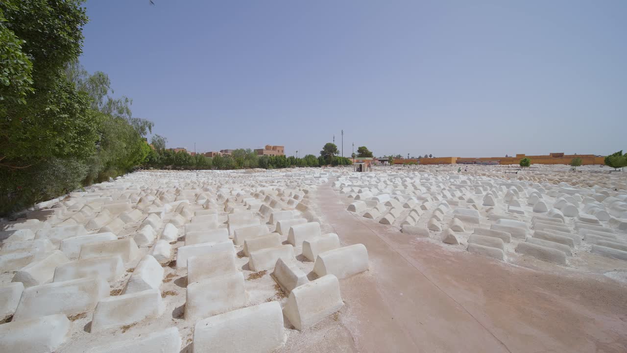 pov de una persona visitando el cementerio miaara, cementerio judío de marrakech en marruecos