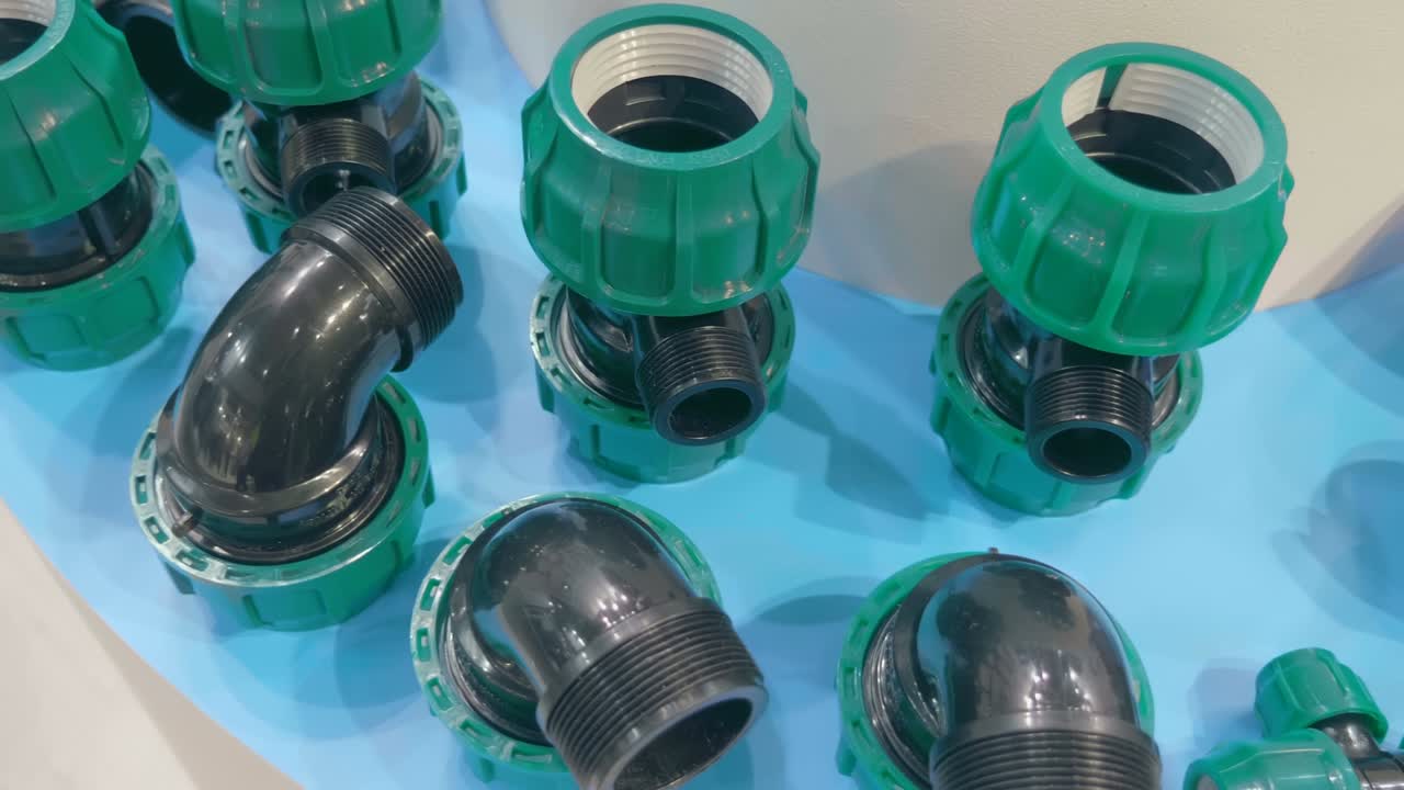 nuevas tuberías de plástico modernas, tees, curvas para el sistema de abastecimiento de agua y alcantarillado