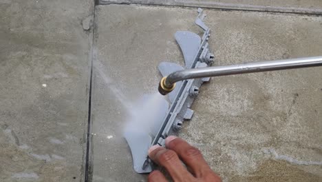 limpieza de las piezas de ventilación de aire con un chorro de agua