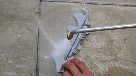 cleaning air vent parts with a water jet