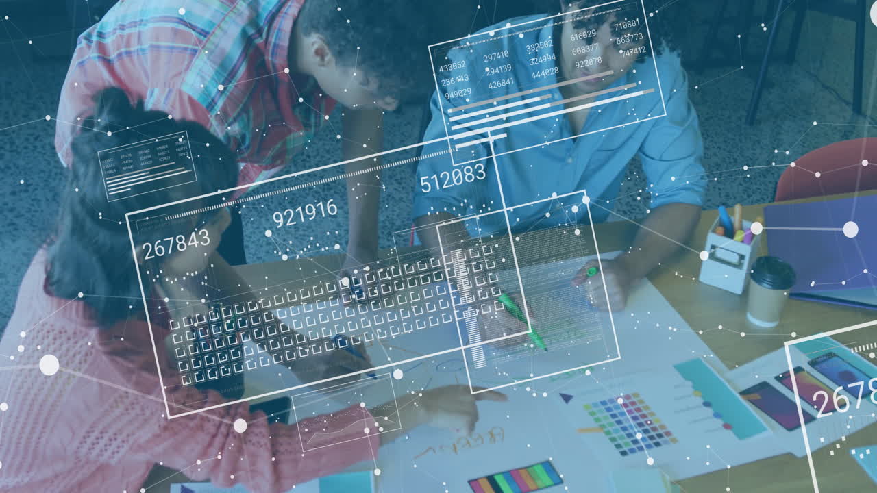 데이터 처리의 애니메이션과 다양한 비즈니스 사람들이 사무실에서 이야기하는 스