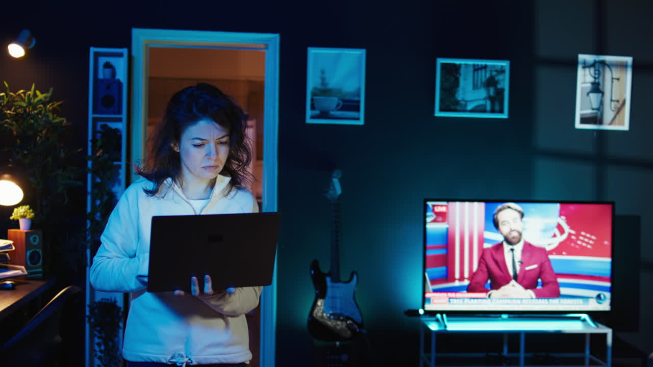 científico informático caminando en casa, desarrollando software usando una computadora portátil