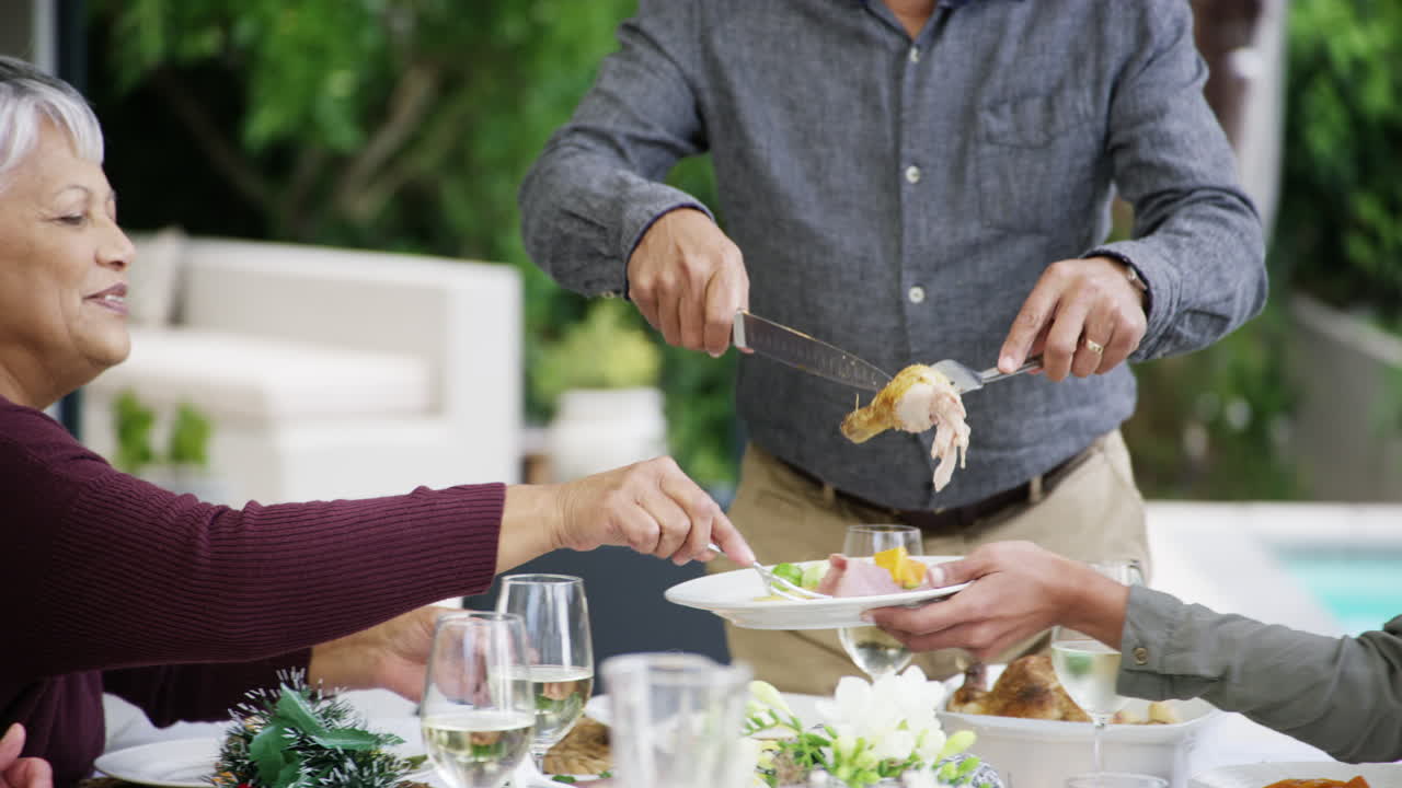 가족 들 이 야외 에서 휴일 저녁 식사 를 축하 하는 것