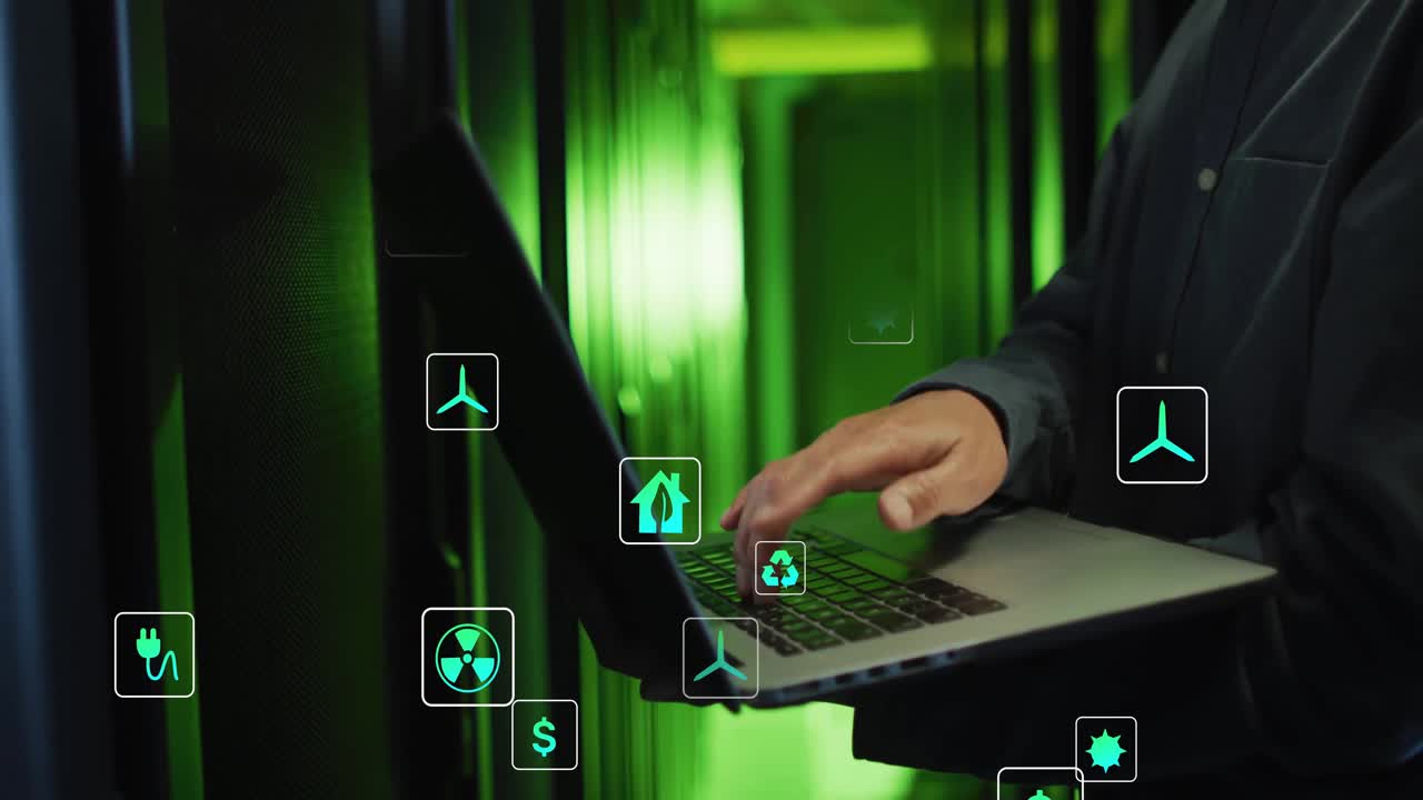 Uomo che digita su un portatile in un data center, visualizzando dati energetici con icone di spine e riciclo che si sollevano