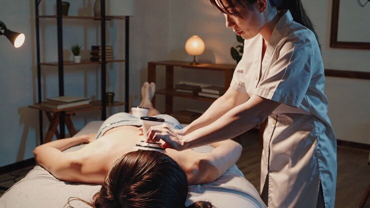 Rygmassage med cupping-terapi