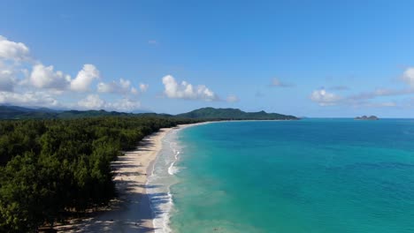 Langsam-über-Tropischen-Versteckten-Hawaiianischen-Strand-Fliegen,-Umgeben-Von-Wald-Und-Hügeln