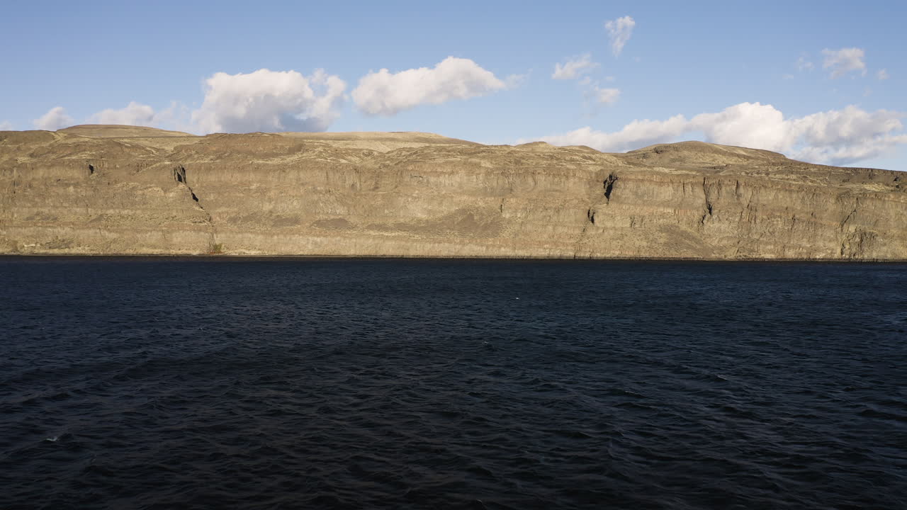 미국 동부 워싱턴에 있는 콜럼비아 강의 바위 협곡.