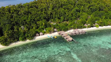 Drones-Rodeando-El-Complejo-Ecológico-De-La-Exótica-Playa-De-La-Isla-Kri-En-Indonesia