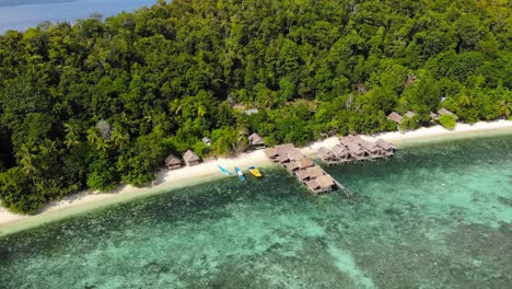 drone dando vueltas en el eco resort de la exótica playa de la isla de kri en indonesia