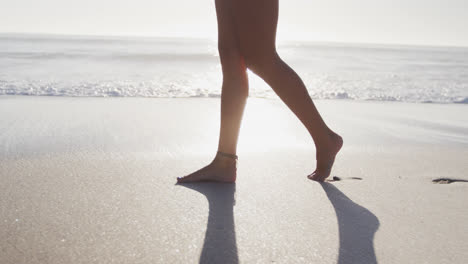 Mujer-Caucásica-Disfrutando-Del-Tiempo-En-La-Playa