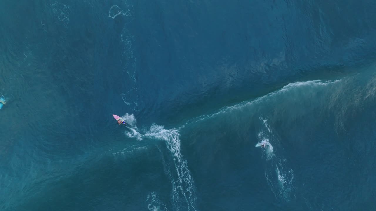 Vista aerea dall'alto al rallentatore con drone di surfisti a La Bocana El Tunco, El Salvador