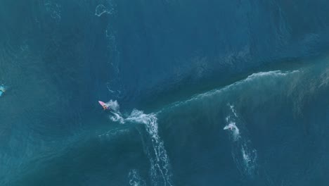 Vista-Aérea-De-Arriba-Hacia-Abajo-De-Drones-En-Cámara-Lenta-De-Surfistas-En-La-Bocana-El-Tunco-El-Salvador