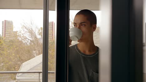 uomo che beve caffè a casa 4k