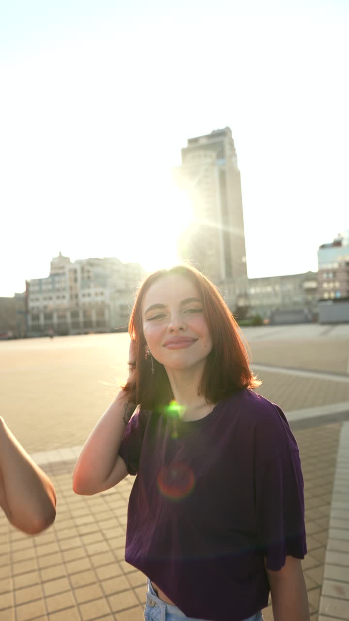 두 젊은 여성이 밖에서 함께 시간을 즐기고 있습니다.