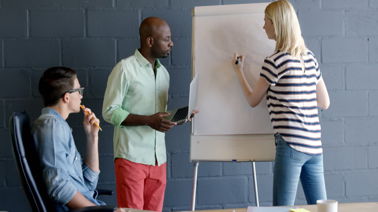 colegas ocasionales presentando algo en el clipboard