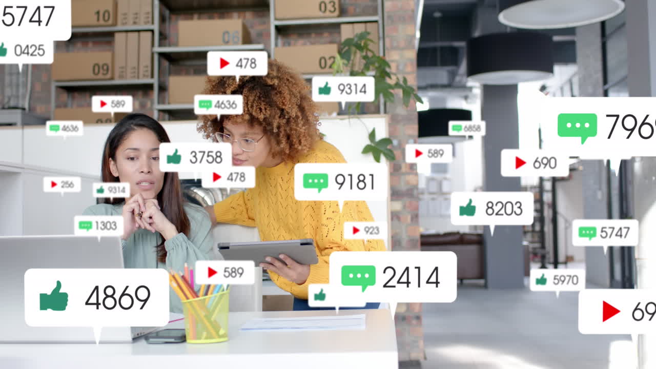 캐주얼 사무실에서 노트북에서 토론하는 다양한 여성 동료에 대한 소셜 미디어 알림