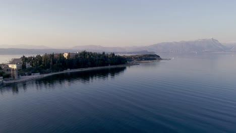 Vista-Aérea-Sirmione-Ciudad-Turística-Histórica-Mediterránea-En-Italia,-Lago-De-Garda