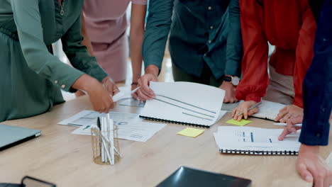 personas creativas, manos y reuniones con documentos
