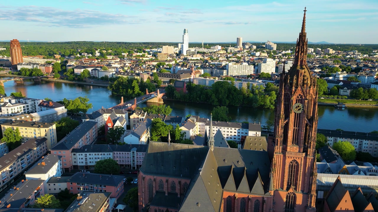 Vídeo em 4K de drone da Catedral Kaiserdom St. Bartholomäus em estilo gótico e da igreja Evangelische Dreikönigskirche no rio Main, no centro de Frankfurt, Alemanha