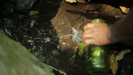 fuente de agua natural en el himalaya, trekkers o escaladores en el himalaya usan el agua para beber mientras caminan por el himalaya