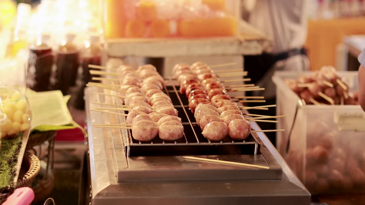 salchichas a la parrilla en el mercado de khlong lat mayom