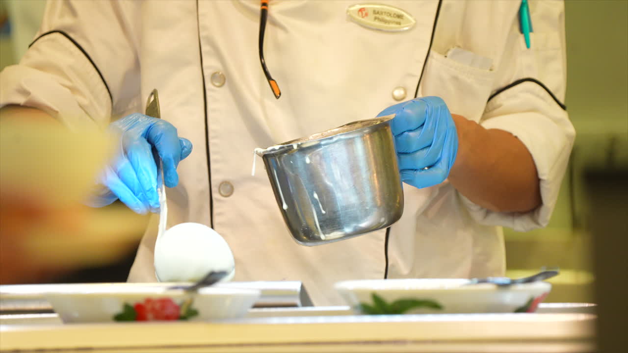 un hombre haciendo un panqueque y gofres