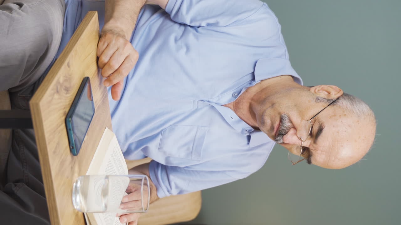 ⁇ 은이가 전화로 아내와 헤어지고 화를 내고 있는 수직 비디오입니다.