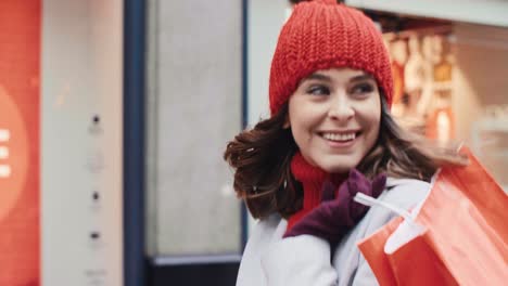 mujer feliz durante las compras de navidad