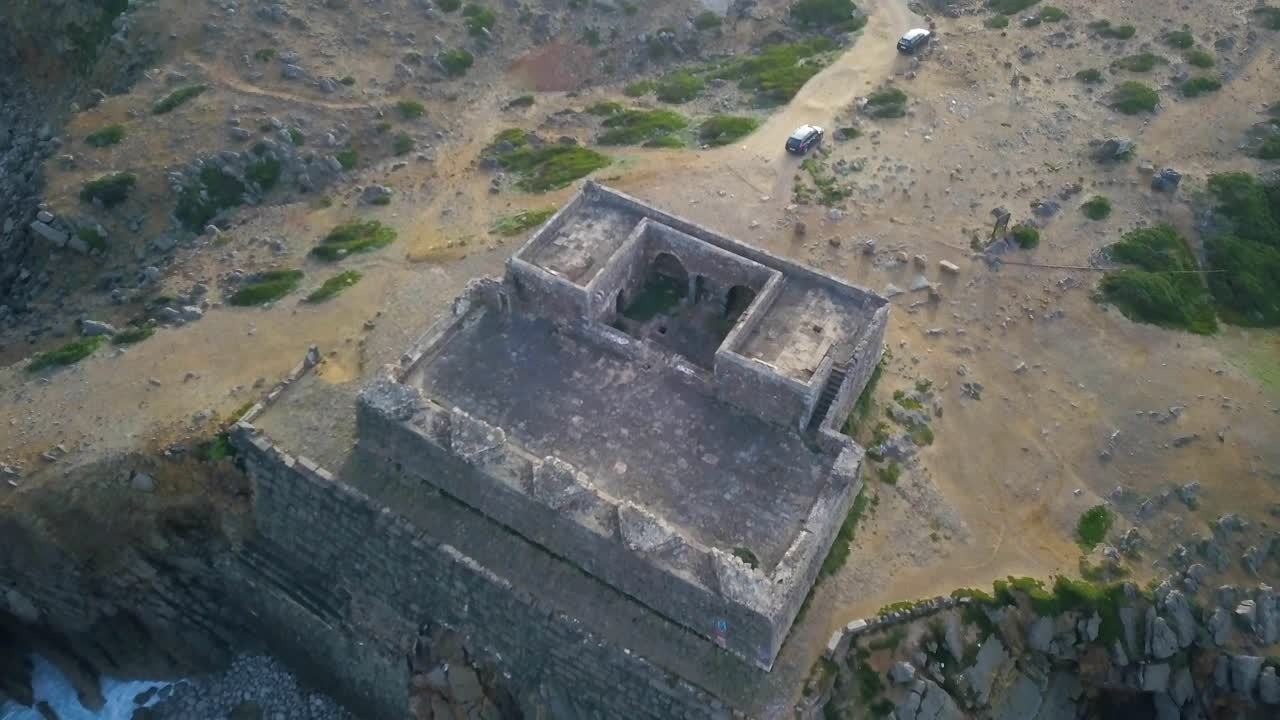 zoom en un fuerte de guincho, un destino de viaje en la costa de los acantilados salvajes cerca de la playa de guincho frente al océano atlántico, cascais, portugal