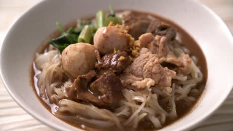 Rice-noodle-soup-with-Stewed-pork