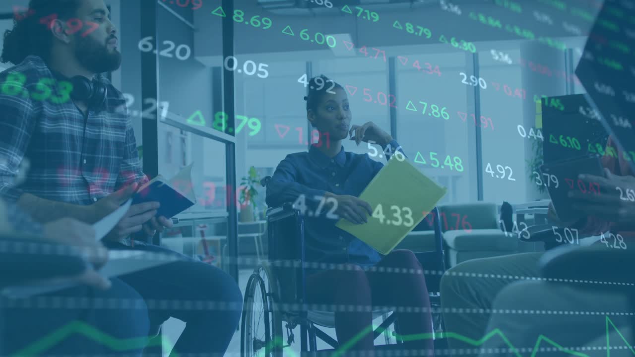 Kollegen diskutieren Finanzdaten im Büro, wobei schwebende grüne und rote Börsenkurse angezeigt werden