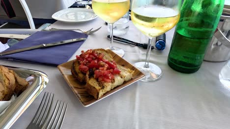 comida elegante con una impresionante vista del mar